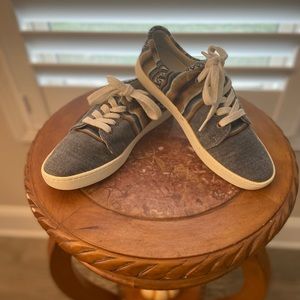 ekekos hecho a mano sneakers nwot